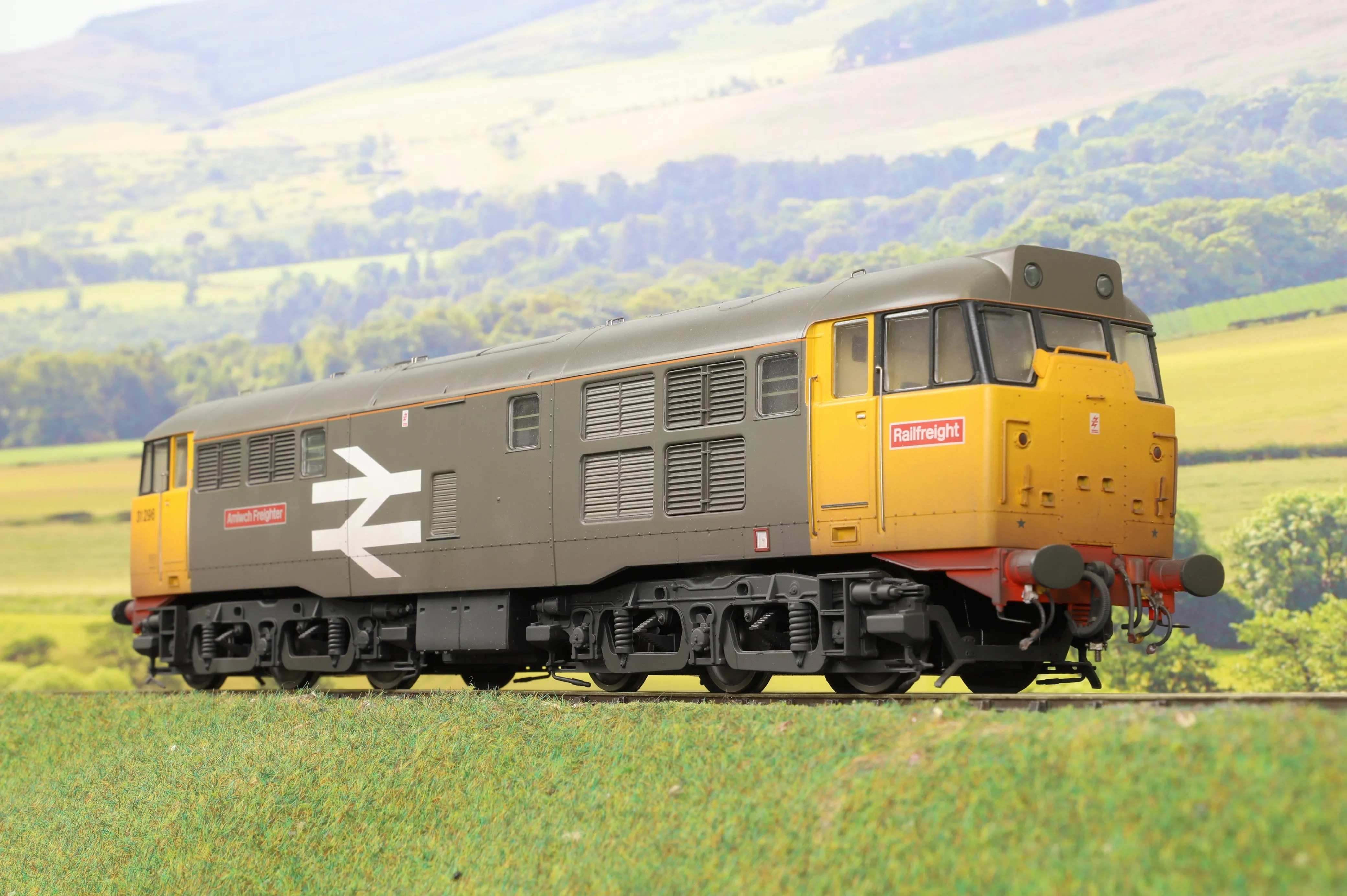 Heljan O Gauge 3120 Class 31 Railfreight Grey/ Yellow '31296' 'Tren Nwyddau Amlwch' - Weathered